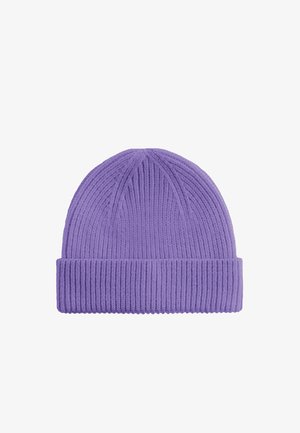 Bonnet en tricot violet avec texture côtelée et bord retroussé. Le tissu semble doux et élastique, idéal pour les temps froids.
