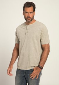 Šedé polokošile s krátkým rukávem vyrobené z bavlněné směsi, která má tři knoflíky na límci a jemné logo na hrudi.