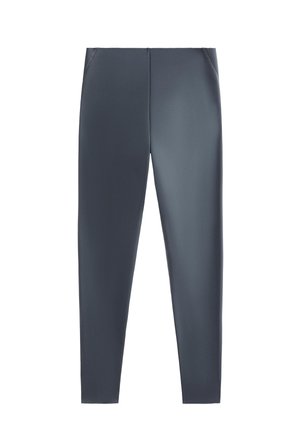 Sive tajice izrađene od glatkog, rastezljivog materijala. Imaju uski kroj, elastičnu traku u struku i bočne džepove. Jednostavan, jednoličan dizajn.