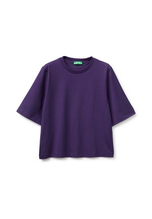 Lila T-Shirt mit kurzen Ärmeln und Rundhalsausschnitt, lockerer Schnitt, liegend auf einem weißen Hintergrund dargestellt.