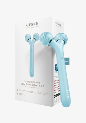 Lyseblå 4-i-1 sonisk ansigtsrulle med dobbelte teksturerede kugler, vist med sin hvide emballage, der fremhæver hudplejefunktioner og app-integration.