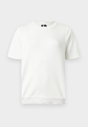 Bela majica s kratkimi rokavi, okroglim izrezom in čipkasto obrobo vzdolž spodnjega roba na enobarvnem ozadju.