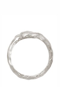 Silberner Ring mit einer strukturierten, organischen Form, die unebene Kanten und ein poliertes Finish aufweist. Das Design hebt eine natürliche, erdige Ästhetik hervor.