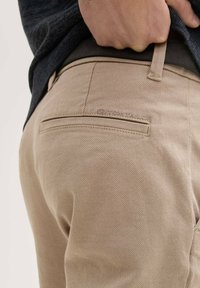 TOM TAILOR TRAVELER - Stoffhose - beige zig zag structure