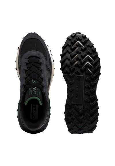 Черно и сиво маратонка Lacoste с текстурирана подметка, показваща шарката на грайфера, гледана отгоре и отдолу на бял фон.