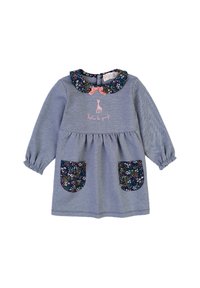 Blaues Kleid mit langen Ärmeln, einem blumigen Kragen und zwei dekorativen Taschen. Verfügt über bestickte Details und einen pinken Schleifenakzent.