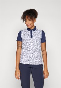 Marineblaues und weißes Poloshirt mit einem strukturierten floralen Muster auf der Vorderseite, kurzen Ärmeln und einer Drei-Knopf-Leiste.