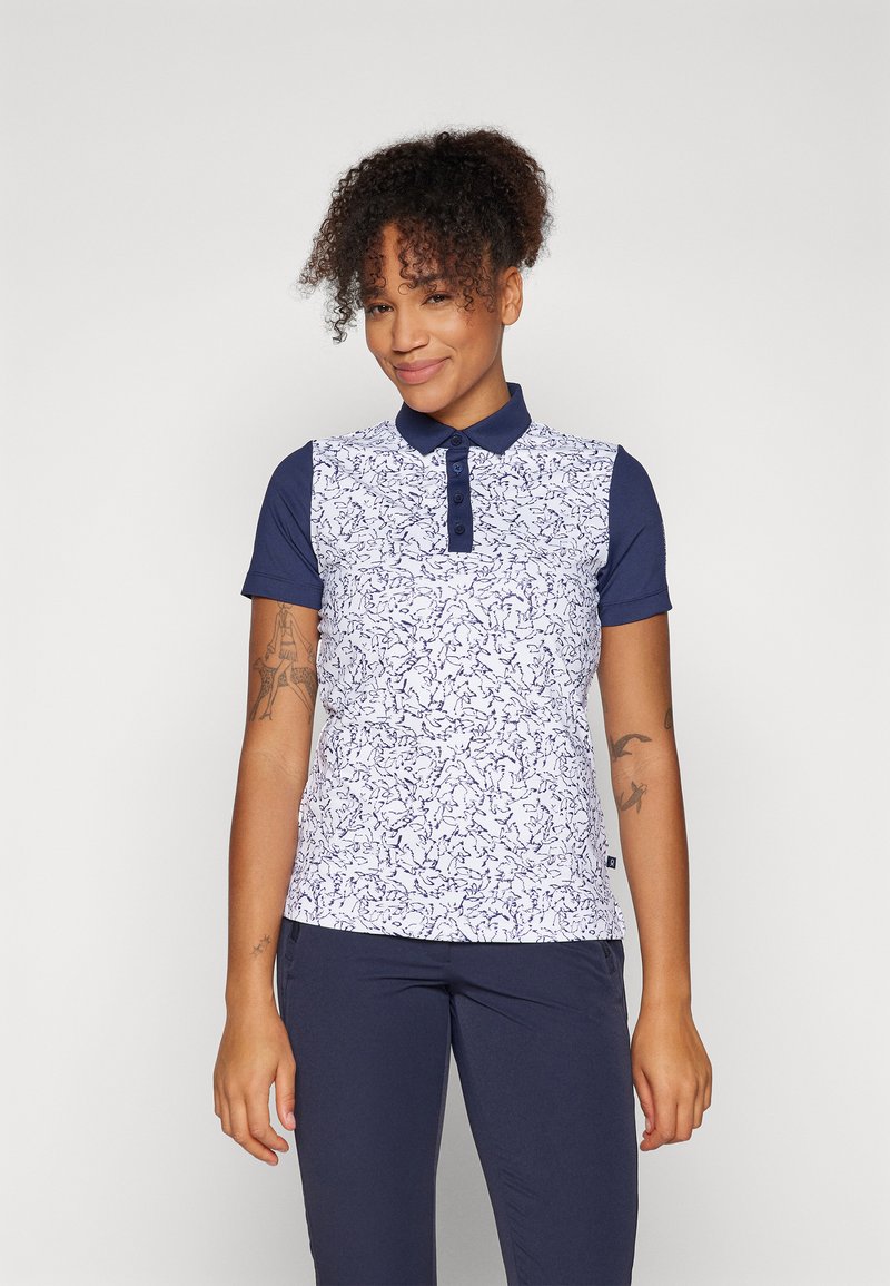 Marineblaues und weißes Poloshirt mit einem strukturierten floralen Muster auf der Vorderseite, kurzen Ärmeln und einer Drei-Knopf-Leiste.