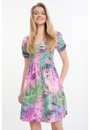 Kurzes Kleid mit einem lebhaften, tropischen Blättermuster in Pink, Grün und Schwarz, mit taillierter Oberseite und schwingendem Rock. Hergestellt aus leichtem Stoff.