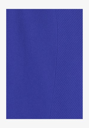 Close-up van helderblauwe stof met twee verschillende texturen: links een glad, strak geweven oppervlak en rechts een diagonaal geribd patroon.