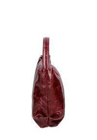 Borsa a tracolla in pelle rossa con texture liscia e lucida, caratterizzata da un unico manico robusto e una forma morbida e arrotondata.
