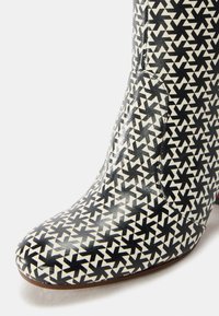Chie Mihara MANU - Botines de cuña - black