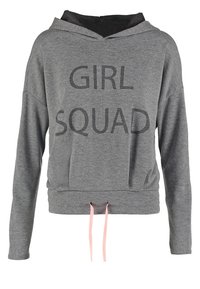 Sudadera gris con "GIRL SQUAD" impreso en letras negras en negrita, con cordones en rosa, mangas largas y un corte holgado.