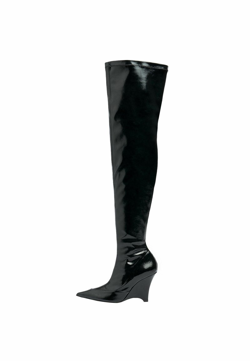 Bota de mujer negra brillante, de caña alta hasta la rodilla, con puntera afilada y tacón cuña, de diseño elegante y ajustado que se extiende por encima de la rodilla.