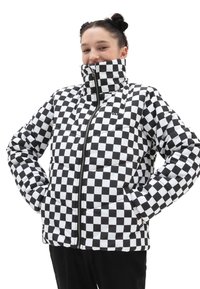 Giacca puffer a scacchi bianco e nero con colletto alto, zip frontale e tasche laterali. Materiale liscio e lucido con texture trapuntata.
