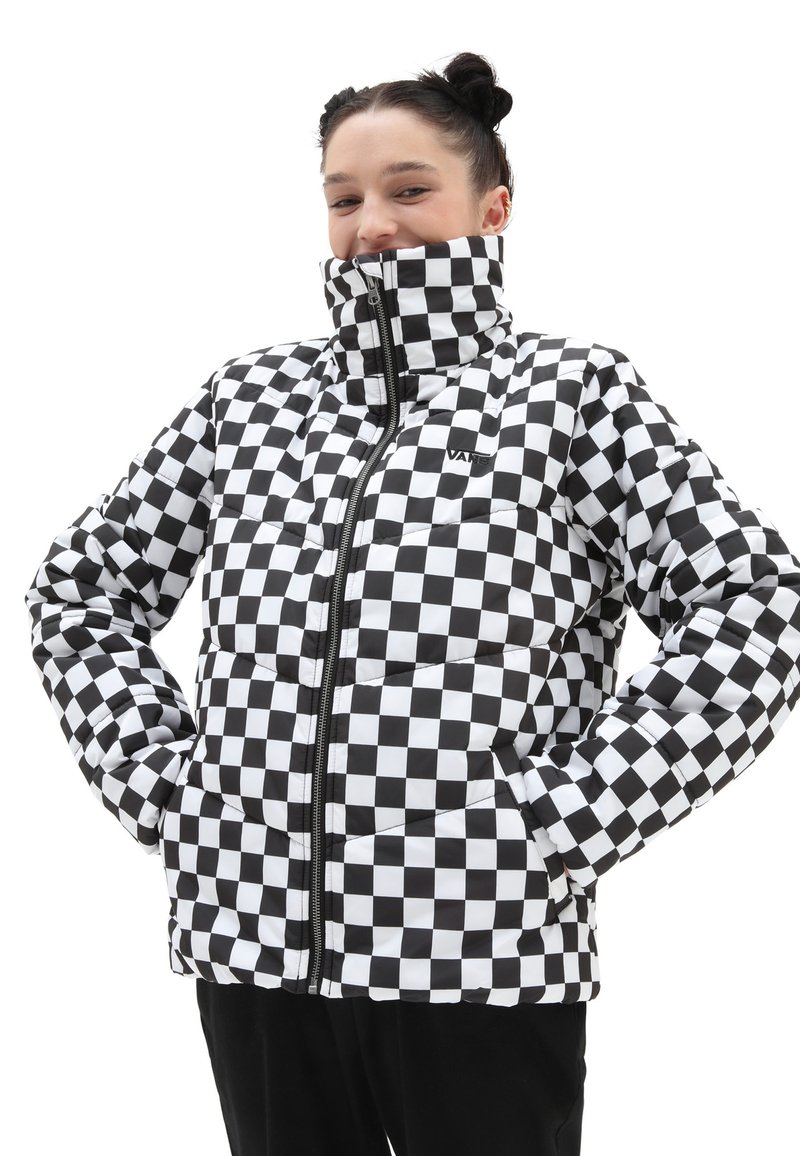 Giacca puffer a scacchi bianco e nero con colletto alto, zip frontale e tasche laterali. Materiale liscio e lucido con texture trapuntata.