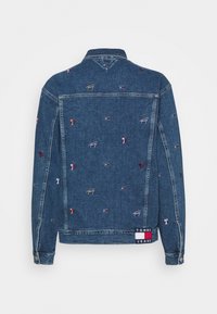 Spijkerjack in donkerblauw met meerkleurige geborduurde logo's. Voorzien van een klassieke kraag, lange mouwen en een merkpatch aan de zoom.