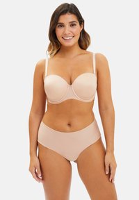 Reggiseno imbottito beige con spalline regolabili, con supporto in ferretto, texture liscia, abbinato a slip a vita alta coordinati, design senza cuciture.