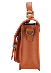 Średniej wielkości pomarańczowa skórzana torebka o sztywnym kształcie, z akcentem z złotej tonacji i mocnym uchwytem u góry.