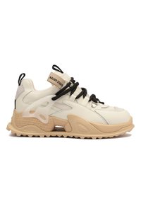 Masywne białe sneakersy z beżowymi akcentami, teksturowaną podeszwą i czarnymi sznurowadłami. Posiadają metkę z logo oraz siateczkowe panele dla wentylacji.