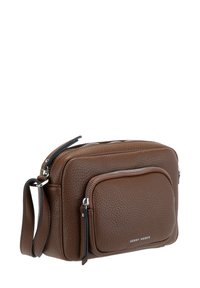Borsa a tracolla in pelle marrone con texture, tasca frontale con zip, hardware in argento e tracolla regolabile.