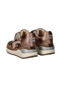 Baskets marron et bronze avec une tige texturée, présentant un motif varié, un col rembourré et une sangle en Velcro ; talon renforcé et semelle rembourrée.