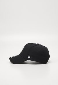 Casquette de baseball noire en coton, avec un logo brodé sur le devant et le numéro "47" sur le côté. Dotée d'un visière courbée.