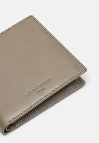 Skórzany portfel Liebeskind w stonowanym odcieniu taupe, o gładkiej fakturze, subtelnym przeszyciu i tłoczonym logo marki na przedniej stronie.
