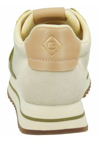 Sneaker mit einem Obermaterial aus beige- und hellcremfarbigem Leder, einer Absatzkappe aus braunem Wildleder und einer Gummisohle mit einem strukturierten Profil.