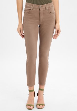 Brown ankle-length pants made of soft denim, featuring a mid-rise waist, front pockets, and sleek, tailored fit.