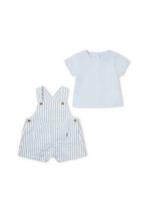 Camiseta de bebé azul clara de manga corta con peto corto a rayas que cuenta con bolsillos delanteros y botones de madera en las tiras y los lados.