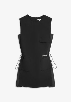 Czarna sukienka bez rękawów z okrągłym dekoltem, dwoma naszywanymi kieszeniami z przodu, kieszenią z klapką oraz regulowanymi troczkami po bokach.