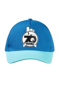 Gorra azul con un visera azul más clara. Presenta un gráfico circular con el texto "70 AÑOS" y una ilustración de Snoopy. Hecha de tela.