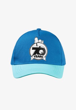 Niebieska czapka z jaśniejszym niebieskim daszkiem. Zawiera okrągłą grafikę z napisem "70 LAT" oraz ilustrację Snoopy'ego. Wykonana z materiału.
