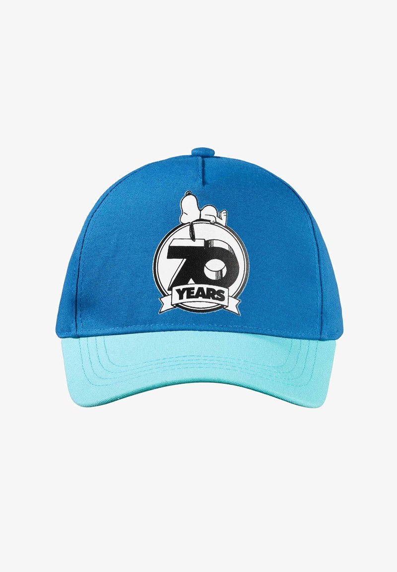Blaue Mütze mit einem helleren blauen Schirm. Enthält eine kreisförmige Grafik mit dem Text "70 JAHRE" und einer Illustration von Snoopy. Hergestellt aus Stoff.
