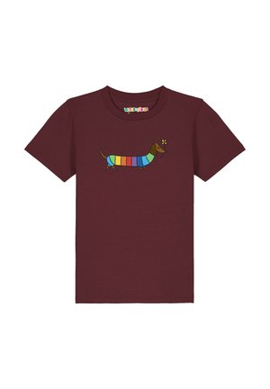 Kinder-T-Shirt in Kastanienbraun mit einem regenbogenfarben gestreiften Dackel, der eine gelbe Blume im Maul hält, mittig auf der Vorderseite.