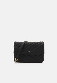 Borsa a tracolla nera trapuntata con cuciture diagonali, tracolla in catena dorata e piccolo logo dorato sul lembo anteriore.