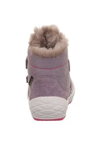 Fialová kotníková bota z semiše s falešným kožíškem na límci, zapínáním na suchý zip a strukturovanou bílou gumovou podrážkou s růžovými akcenty.