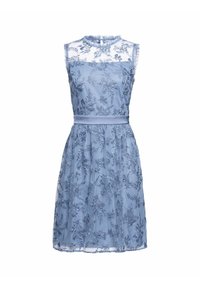 Un vestido azul claro con un diseño bordado de flores, con una superposición traslúcida, sin mangas, escote redondo y una cintura ajustada con un cinturón de cinta.