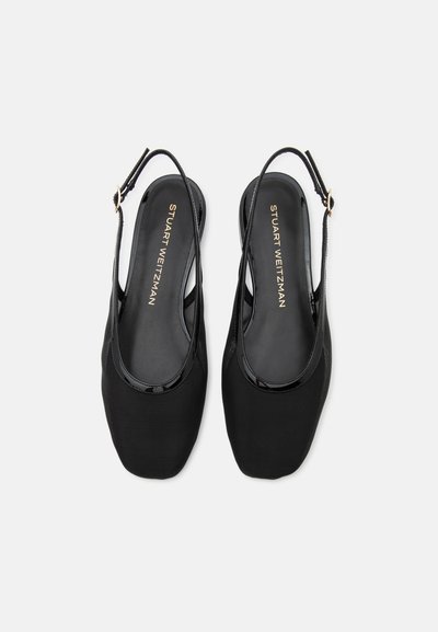 Chaussures féminines à bride arrière noires avec bout carré, garniture vernie et sangles réglables à boucle, semelles intérieures signées Stuart Weitzman.