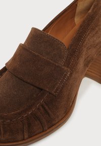Καφέ loafers από δέρμα σουέτ με χαμηλό στοιβαγμένο ξύλινο τακούνι και φαρδιά λωρίδα μπροστά.