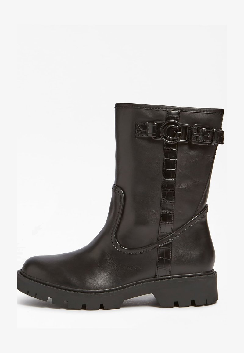 Czarne skórzane botki za kostkę z masywną podeszwą, bocznym zapięciem na klamrę i teksturowanymi akcentami w postaci pasków. Gładkie wykończenie z zaokrąglonym noskiem.