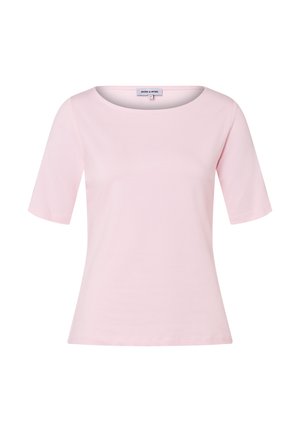 Pastelroze dames top met korte mouwen, ronde halslijn en licht aangesloten pasvorm, weergegeven tegen een witte achtergrond.