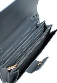 Cartera de cuero gris con múltiples ranuras para tarjetas y un compartimento con cremallera. Presenta acentos de hardware dorado y un forro interior texturizado.