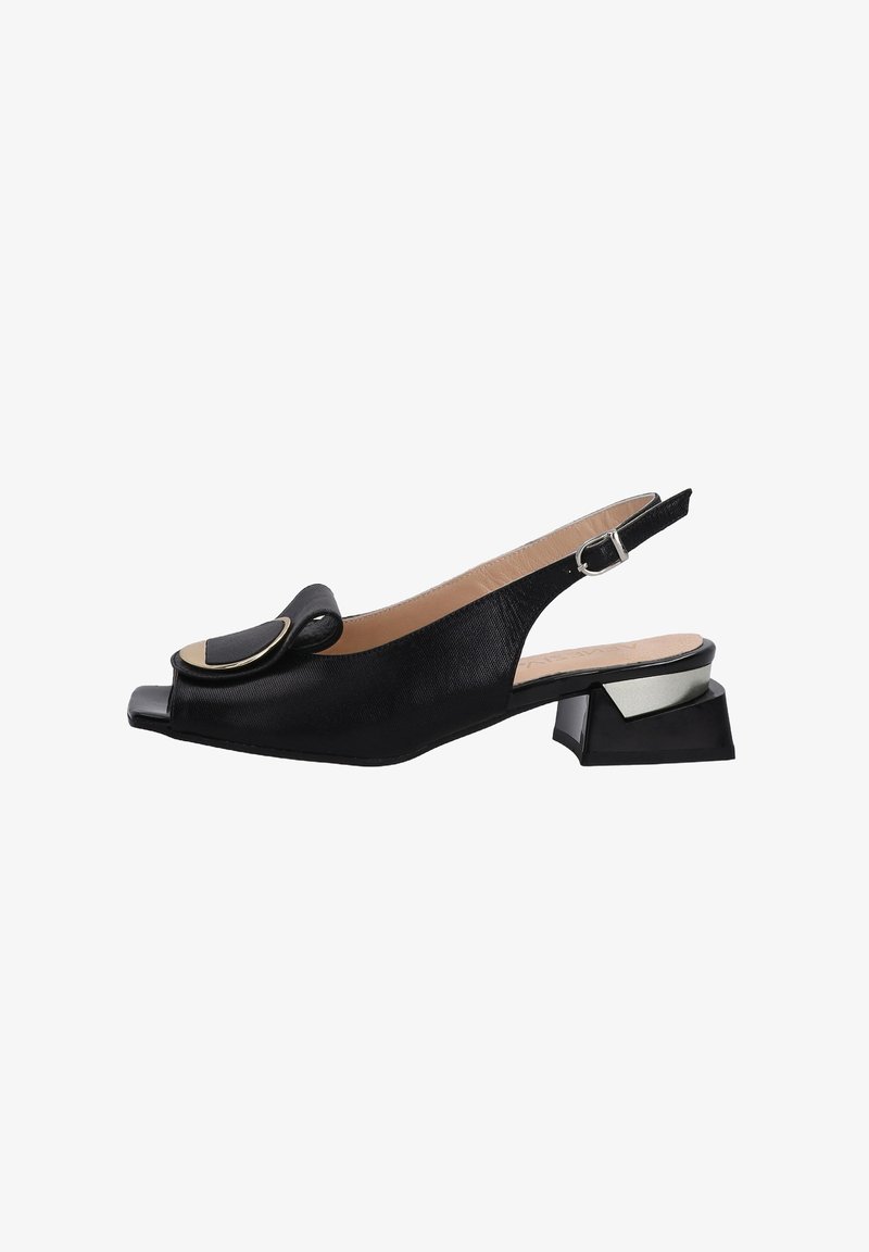 Schwarze Slingback-Schuhe mit runder Zehenpartie, strukturierten Oberflächen, glänzendem Schnallen-Detail und einzigartigem, kantigem Blockabsatz mit metallischen Akzenten.