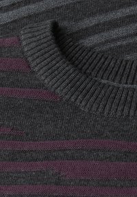 Pull en tricot gris foncé avec un col ras du cou côtelé et des rayures horizontales dans des nuances variées de gris et de violet. Texture douce et finition lisse.