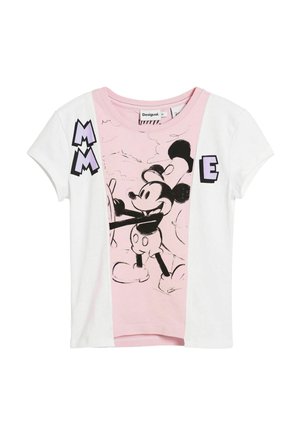Witte korte mouw t-shirt met een roze paneel met daarop een zwart-witte schets van Mickey Mouse en gestileerde letters "MM" en "E".