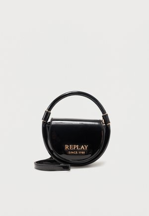 Sort blank rund håndtaske med top-håndtag og "REPLAY SINCE 1981" guldbogstaver på frontklappen, placeret på hvid baggrund.