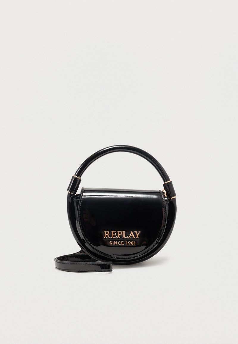 Μαύρη γυαλιστερή στρογγυλή τσάντα χειρός με λαβή στην κορυφή και χρυσά γράμματα "REPLAY SINCE 1981" στο εμπρόσθιο καπάκι, τοποθετημένη σε λευκό φόντο.