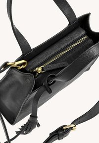 Sac à main en cuir noir avec une texture, comportant une fermeture éclair et des ferrures dorées, deux poignées et une bandoulière amovible. Intérieur visible.